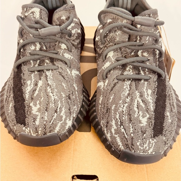 Adidas YEEZY Boost 350 V2 - Picture 4 of 12